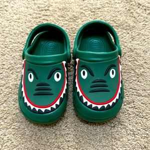 Lily & Dan boys 7/8T alligator slip on sandals